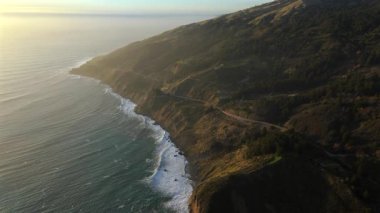 Gün batımında Big Sur sahil şeridinin çarpıcı hava manzarasını yakalayın. Kaliforniya 'nın nefes kesen Pasifik sahilleri boyunca zarif bir şekilde esen ikonik 1. Otoyol' u göstererek muhteşem bir manzara yaratın.