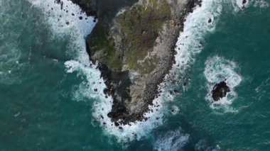 Muhteşem Big Sur bölgesinin nefes kesici ve çarpıcı hava aracı görüntülerini deneyimleyin, engebeli kıyı şeridini, canlı okyanus dalgalarını ve tüm ihtişamıyla çarpıcı gün batımı gökyüzünü gösterin.
