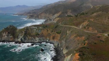 Big Surs sahil şeridinin nefes kesen güzelliğini tecrübe edin çarpıcı hava görüntüleri günbatımının canlı renklerini yakalıyor, ikonik 1. Otoyol ve Kaliforniya 'nın dramatik manzaralarını vurguluyor.