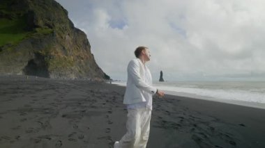 İzlanda 'nın ünlü siyah kumsalı Reynisfjara' nın nefes kesen manzaralarında yürüyen insan büyük bir sevinç hissediyor. Huzurlu ve unutulmaz bir an yaratıyor.