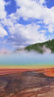 Yellowstone Ulusal Parkı 'nın büyüleyici ve canlı bir görüntüsü renkli termal özelliklerini gözler önüne seriyor ve keşif ve macera isteyen büyüleyici sisli bir atmosfer sunuyor.