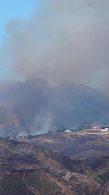 Los Angeles 'ın Palisades bölgesinde büyük ve kontrolsüz bir yangın hızla yayılıyor ve itfaiyeciler için onu kontrol altına almaya çalışan ciddi duman bulutları yaratıyor.