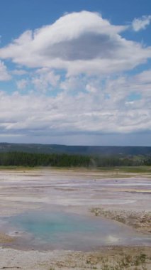 Yellowstone Ulusal Parkı 'nda bulunan nefes kesici ve nefes kesici doğal güzelliği keşfetmek için unutulmaz bir yolculuğa çıkın. Canlı jeotermal havuzlar ve geniş, açık gökyüzü.