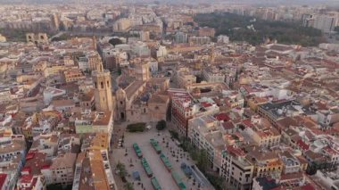 Hava manzarası Valencia 'nın çarpıcı tarihi bölgesini gözler önüne seriyor, ikonik Plaza de la Virgen, muhteşem Katedral ve etkileyici Generalitat Sarayı' nı gözler önüne seriyor.