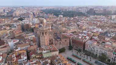 Valencias 'ın büyüleyici ve büyüleyici Plaza de la Virgen' i keşfedin. Katedral ve Bazilika gibi tarihi eserlerle güzelce çerçevelenmiş bu meydanı bir varış noktası haline getiriyor.