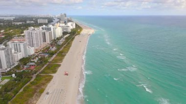 Havadan çekilen bir fotoğraf Miami Sahili 'nin göz kamaştırıcı ufuk çizgisini ve el değmemiş sahil şeridini güzel bir şekilde yakalıyor.
