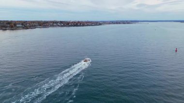 Bu çarpıcı hava görüntüsü, Cape Elizabeth 'in nefes kesici görüntüsünü yakalıyor. İkonik deniz fenerini, güzel, canlı bir günbatımı sahnesine yansıtıyor. Doğu sahili boyunca.