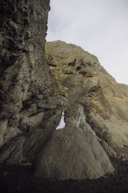 Reynisfjara 'daki büyüleyici İzlanda manzarasında nefes kesici ve unutulmaz bir düğün yaşayın. Orada çarpıcı ve dramatik arka planlara karşı aşk hikayenizi yakalayabilirsiniz.