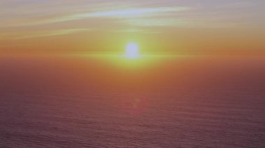 Olağanüstü ve çarpıcı hava manzarası, Big Sur yakınlarındaki engin okyanus üzerinde canlı günbatımını yakalıyor. Muhteşem California kıyı şeridi boyunca uzanan 1. Otoyol 'un cazibesini güzel bir şekilde gösteriyor.