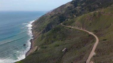 Bir hava aracı 1. Otoyol 'daki çarpıcı Big Sur kıyı şeridinde bir araba görüntüsü yakalıyor. Kaliforniya' nın olağanüstü doğal güzelliğini gözler önüne seriyor. Açık hava keşiflerine ve seyahatlerine ilham veriyor.