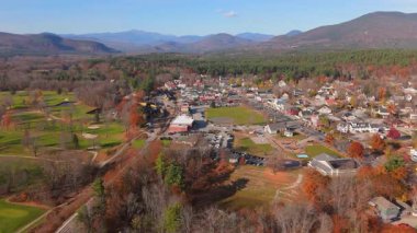 Kuzey Conway, New Hampshire 'daki çarpıcı sonbahar manzarasını tecrübe edin. Canlı yeşilliklerin doğal güzellik ve sükunetle dolu, ziyaretçiler için mükemmel bir manzara oluşturduğu yer.