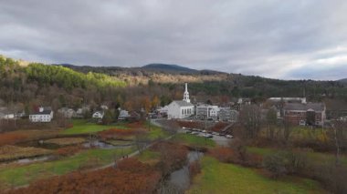 Hava fotoğrafı Woodstock, Vermont 'un cazibesini yakalar, canlı sonbahar yapraklarını ve sakin manzaralarını gözler önüne serer, sonbaharın bu huzurlu köydeki gerçek güzelliğini temsil eder.