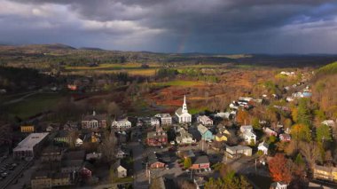Hava görüntülerinde Stowe, Vermont 'taki canlı sonbahar yaprakları dramatik bir gökyüzü altında renkli yapraklar ve manzaralı manzaralar sergilenerek bu mevsim boyunca doğanın güzelliği vurgulanıyor.