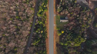 Washington Dağı, New Hampshire 'ın nefes kesici hava manzarasını deneyin, canlı sonbahar yaprakları ve sakin manzaralar sergileniyor, renkli ağaçların çerçevelediği, sonbahar cazibesini yakalayan