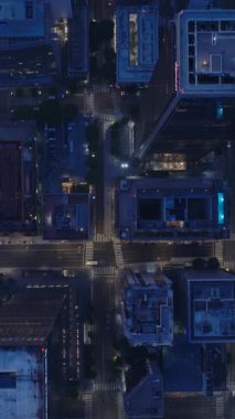 Los Angeles şehir merkezinin havadan çekilmiş fotoğrafı şehri yoğun sabah sisi ile kaplıyor. Ufuk çizgisini ve aşağıdaki hareketli aktivitesini vurguluyor. Hareketli atmosferle Los Angeles, ABD 'deki kalabalık caddelerin tam tersi.