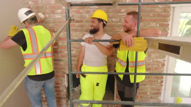 Çeşitli kültürel geçmişlerden çeşitli inşaatçılar, sürecin her safhasında istisnai takım çalışması ve profesyonellik sergileyen büyük bir yenileme projesinde etkili bir şekilde işbirliği yapmaktadır.