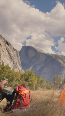 Yosemite Milli Parkı 'nda yürüyüş yaparken bir adam kendisini çevreleyen büyüleyici ve büyüleyici doğal güzelliğin tadını çıkarmak ve takdir etmek için bir an için durur.