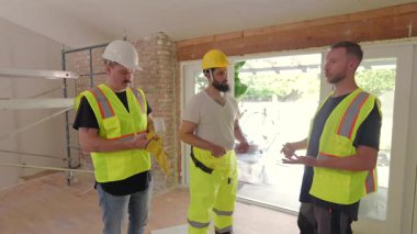 Farklı kültürel geçmişlere sahip üç müteahhit, yoğun bir inşaat sahasında ev yenileme projesinde işbirliği yaparak, sektördeki takım çalışmasının ve çeşitliliğin değerini gözler önüne seriyor.