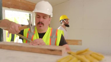 Çeşitli geçmişlerden yetenekli inşaatçılardan oluşan dinamik bir grup, yoğun ve enerjik bir inşaat sahasında heyecan verici bir ev yenileme tasarımı ve planlamasında işbirliği yapıyor.