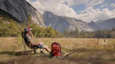 Yosemite Ulusal Parkı 'nda, coşkulu bir yürüyüşçü doğanın çarpıcı güzelliğinden zevk alır, ikonik simgeleri ve çeşitli manzaraları keşfederek, bu açık hava macerasını tamamen unutulmaz kılar.