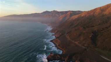 Big Surs 'ın nefes kesici ve çarpıcı manzarasını tecrübe edin. Muhteşem kıyı şeridi. Gün batımında güzelce aydınlatılmış.