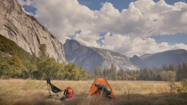 Yosemite Milli Parkı 'nın nefes kesici güzelliğini tecrübe edin. El Capitan ve Half Dome gibi ikonik simgelerin yakınında kamp kurun. Doğayı sevenler ve kaçacak yer arayan maceracı ruhlar için mükemmeldir.