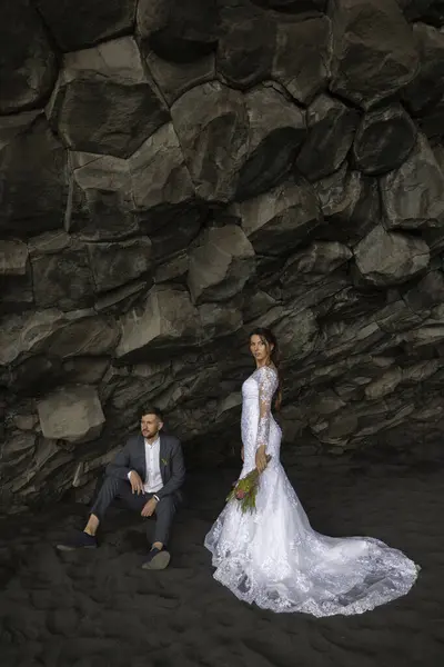 Bir çift, Reynisfjara Kara Kum Sahili 'ndeki bir düğünde mutlulukla aşklarını kutluyor. Doğanın büyüsünü yakalıyorlar ve güzel anılar yaratıyorlar.