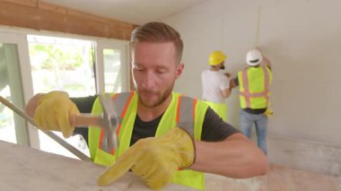 İnşaat alanında bir kaza, erkek işçi bir Hummer ile parmağını yaraladı. İş yeri konseptine ilk yardım desteği. Ev tadilatı sürüyor.