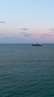 Bir okyanus gemisinin zarif bir şekilde yelken açması ve tüm gezginler için Atlantik Okyanusu 'nun en güzel tatil kaçamağının somutlaştırılması gibi, Miamis' in göz kamaştırıcı ufuk çizgisini deneyimleyin.