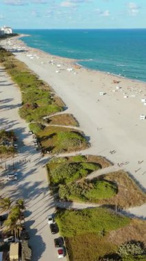 Kendinizi Miami Sahili 'nin nefes kesici hava manzarasına daldırın. Orada altın kumları, köpüklü suları ve onu olağanüstü bir varış noktası yapan canlı bir manzarayı deneyimleyebilirsiniz.