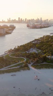 Bu hava görüntüsü Miami Sahili 'nin canlı ufuk çizgisini ve günbatımında sakin turkuaz suları yakalıyor. Florida' nın mükemmel bir manzarasını sergiliyor. Doğa meraklıları ve seyahat aşıkları için ideal.