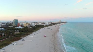 Miami Sahili 'nin büyüleyici ufuk çizgisini büyüleyici sahil şeridinin yanında güzel bir şekilde gösteren sinematik görüntüsü onu güneşli Florida' da ideal ve lüks bir tatil yeri yapıyor.