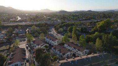 Havadan çekilen fotoğraflar nefes kesici manzaraları ve Los Angeles, Kaliforniya 'da bulunan canlı banliyö yaşamını güzel bir şekilde gözler önüne seriyor. Bu manzara seni kesinlikle hayal kırıklığına uğratmayacak.