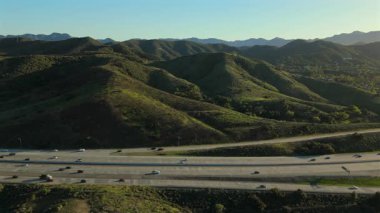 Havadan bakıldığında Kaliforniya 'nın yemyeşil tepeleri ve Los Angeles' ta karmaşık bir otoyol kavşağı olduğu görülüyor. Doğanın güzelliğini keşfeden ve takdir eden büyüleyici bir manzara yaratıyor.