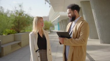 Hoş ve sıcak bir açık hava ortamında, bir erkek ve bir kadın, birlikte çalışmanın ve takım çalışmalarının başarıya ulaşması açısından ne kadar önemli olduğu hakkında canlı bir iş konuşmasına girişirler.