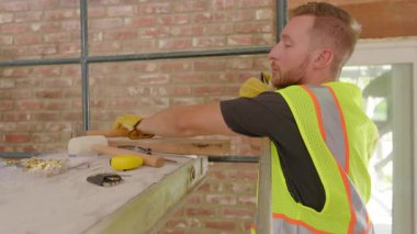 Becerikli müteahhitler ve zanaatkarlar hırslı bir ev yenilemesi, yapayalnız inşaat işçilerinin sıkı çalışmalarını ve yaratıcılıklarını sergilemeleri, her detayın yüksek kalitede standartları karşılamasını sağlamaları.