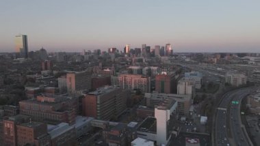 Boston şehir merkezinin nefes kesici hava manzarası çarpıcı siluetini ve etkileyici mimarisini yakalar. Akşam gökyüzündeki günbatımının güzel renkleriyle mükemmel bir şekilde aydınlatılır.