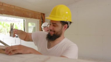 Yetenekli müteahhitlerden oluşan çeşitli bir ekip, yoğun bir inşaat sahasında heyecan verici bir yenileme projesinde aktif olarak işbirliği yapıyor. Ekip çalışmalarını etkili bir şekilde sergiliyor ve sahadaki uzmanlıklarını paylaşıyorlar.