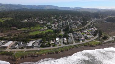 Kambriya, California 'nın havadan görünüşü, sahil cazibesini, dingin plajlarını ve yemyeşil alanlarını ön plana çıkararak, turistler ve yerel halk için dinlenme ve macera arayışı için ideal bir açık hava inzivası oluşturuyor.
