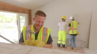 Aralarında Afro-Amerikan, İspanyol ve Kafkasyalı işçilerin de yer aldığı çeşitli müteahhitler Hummer ile çalışırken parmağını yaraladılar. İnşaat alanında ilk yardıma ihtiyacım var.