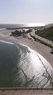 Malibu İskelesi, Kaliforniya 'nın çarpıcı insansız hava aracı görüntülerini araştırın. Bu kıyı cennetinde manzaranın ve bereketli tepelerin tadını çıkarın. Rahatlama, keşif ve açık hava eğlencesi için ideal.