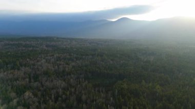 Sersemletici hava manzarası, Washington Dağı 'nı çevreleyen canlı yaprakları, nefes kesici manzarasıyla büyüleyici ve büyüleyici renklerle harmanlıyor.