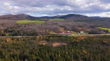 Çarpıcı hava görüntüleri Stowe, Vermont 'un canlı ve renkli sonbahar yapraklarını yakalıyor. Özellikle sakin ve resimli günbatımı saatlerinde nefes kesici doğal güzelliğini sergiliyor.