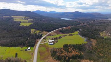Stowe, Vermont 'un çarpıcı sonbahar renklerine hava perspektifinden bakın. Görgü tanıkları nefes kesici çekimler gösteriyor ki inanılmaz bir sonbahar yeşilliği manzaralı doğal bir zemine karşı.