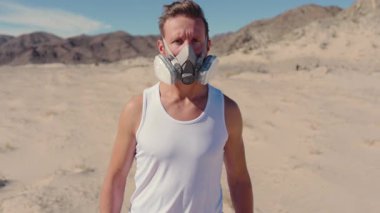 Uçsuz bucaksız bir çölde, solunum cihazı olan bir adam hayatta kalma mücadelesini sembolize eder. İnsanoğlunun dayanıklılığını ve umudunu, vahiysel bir ortamda somutlaştırıyor. Bu da korkunç durumlara göğüs gerebileceğini gösteriyor.