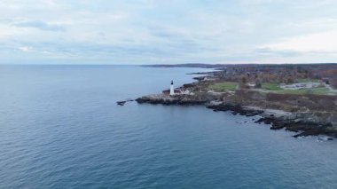 Bu hava sahnesinde Portland, Maine 'deki ikonik Cape Elizabeth Deniz Feneri, gün batımında sakin suları ve kıyı güzelliğini vurguluyor, doğa severler ve açık hava meraklıları için ideal.