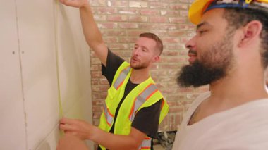 Becerikli müteahhit takımı, etkili takım çalışması ve profesyonellik yoluyla başarıyı sağlamak için özel araçlar ve dikkatli planlama kullanarak karmaşık bir ev yenilemesi üzerinde gayretle çalışıyor.