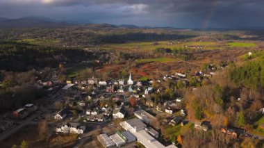 Stowe, Vermont 'un canlı ve nefes kesici sonbahar renkleri, büyüleyici bir günbatımında yukarıdan güzelce çekilmiş, sonbahar yeşillik mevsiminin enfes güzelliğini gözler önüne seriyor.