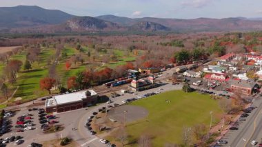 Kuzey Conway, New Hampshire 'ın nefes kesici ve pitoresk yaprakları, canlı renkler ve sonbahar mevsiminin güzelliğini tanımlayan çarpıcı manzaralar sergiliyor.