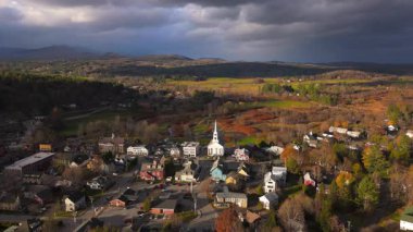 Experience Stowe, Vermonts sonbahar renkleri nefes kesici sonbahar yeşillikleri, büyüleyici manzaralar ve güzelliği ve sükuneti temsil eden sakin bir gökyüzü içeren bu hava aracı videosunda